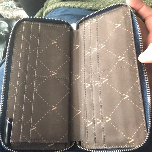 Vince Camuto navy zipper wallet - Picture 4 of 4